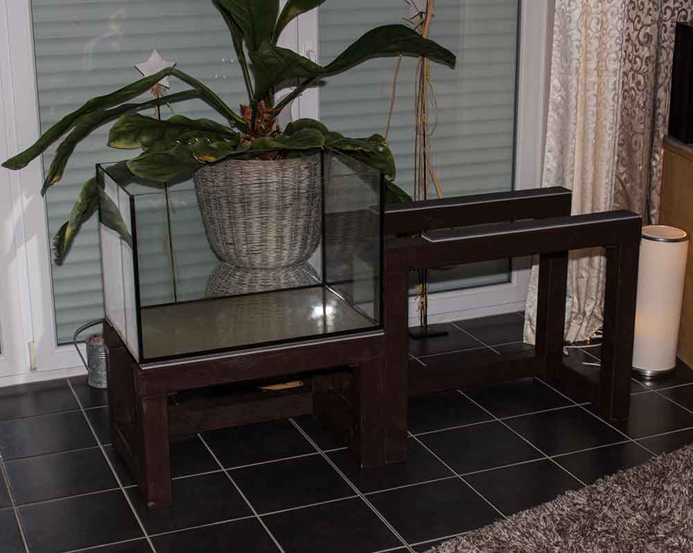 Untergestellt und der erste Glaskasten ..